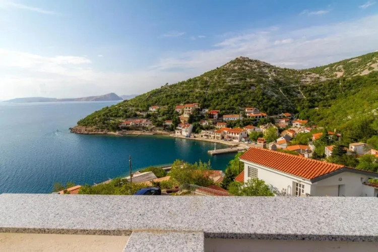 Apartment with sea view