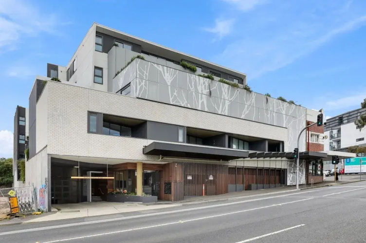 Modern 2-bed Ivanhoe Unit With Parking