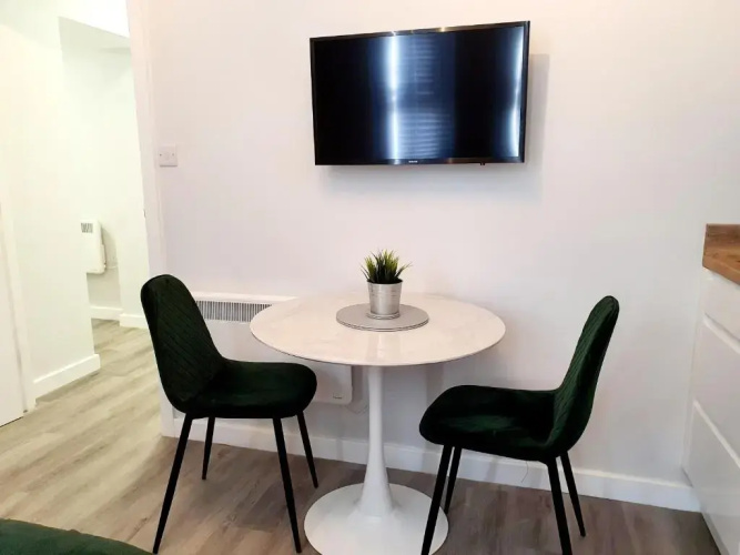Modern Town Centre Studio Close to Beach