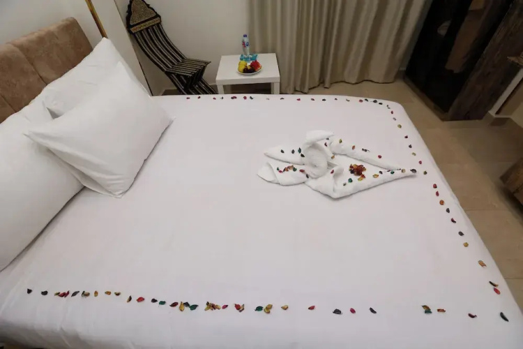 Taj pyramids view inn
