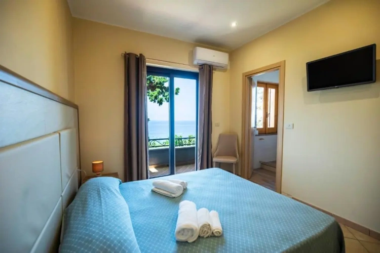 Deluxe Double room with balcony and with sea view