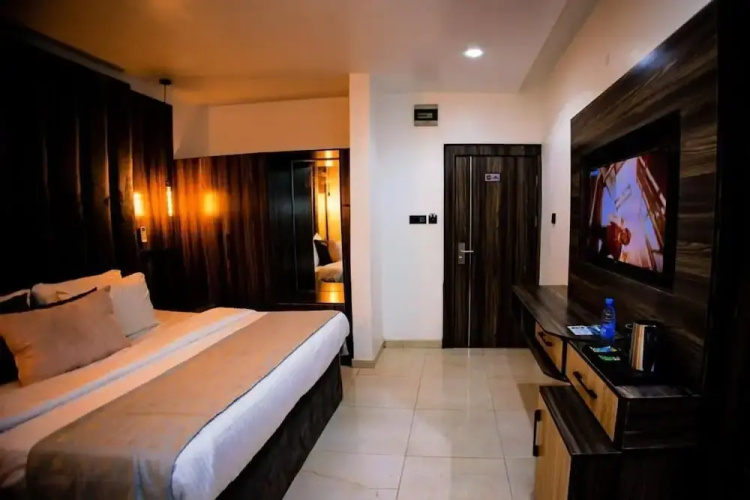 Vic & J Lounge and Hotel