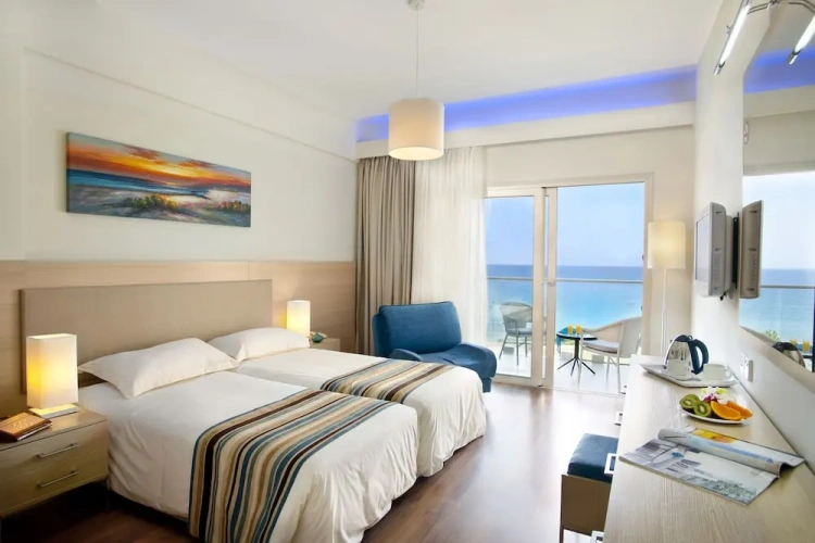 Standard Double room with balcony and with partial sea view