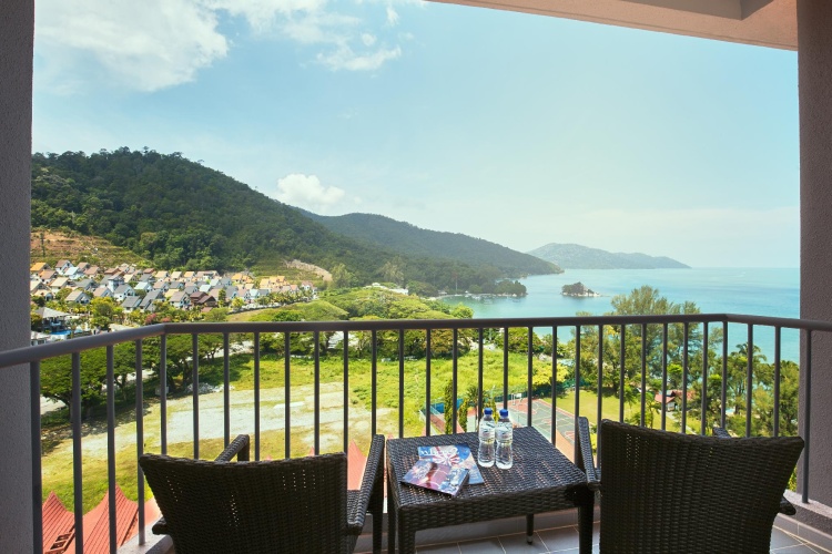 Deluxe Twin room with partial sea view