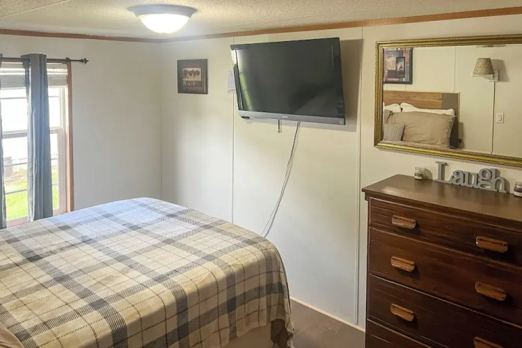 Creekfront Max Meadows Mobile Home With Deck!