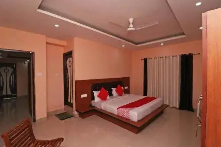OYO 18469 Hotel Hmvr