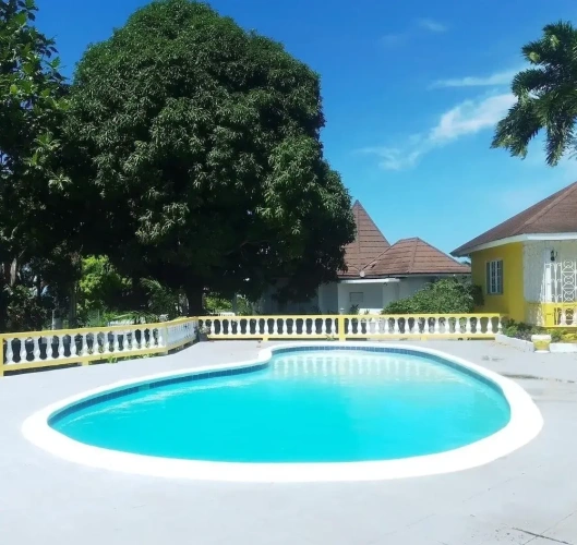 6 Bedrooms Villa