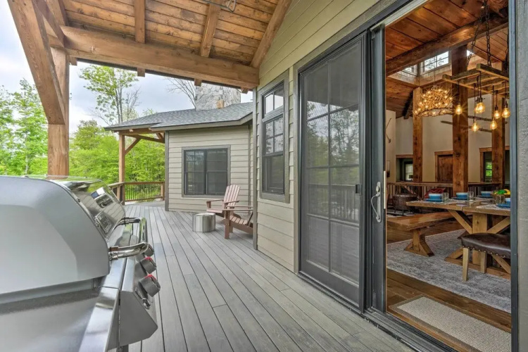 Elegant Mtn Chalet w/ Deck: 1 Mi to Mt Snow!