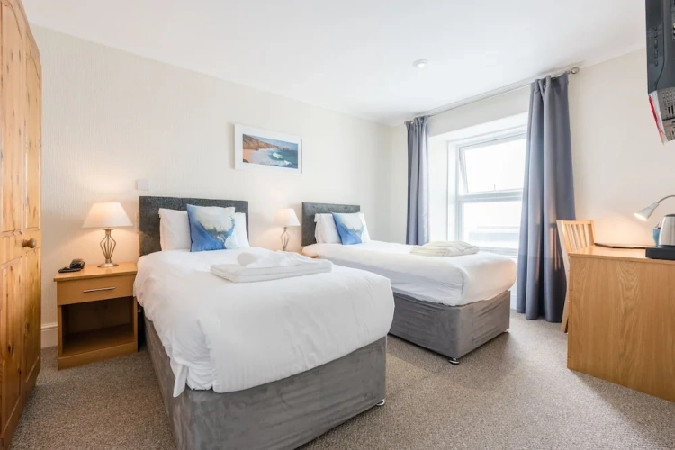 Standard Twin room with sea view