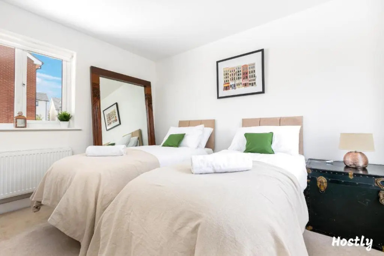 Elephant Court - Comfortable, spacious house with parking