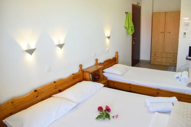 Comfy green studio/just 150m to the beach