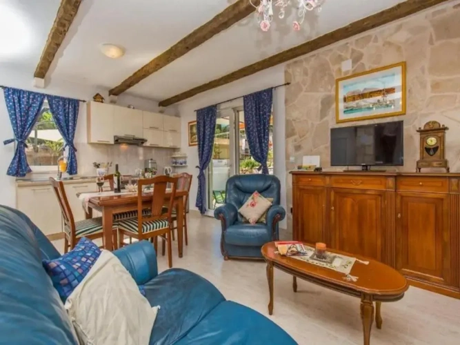 4 Bedrooms Cottage