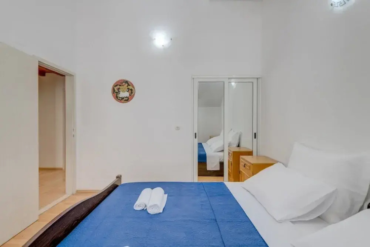 Spacious apartment Zvone with 3 balconies and parking
