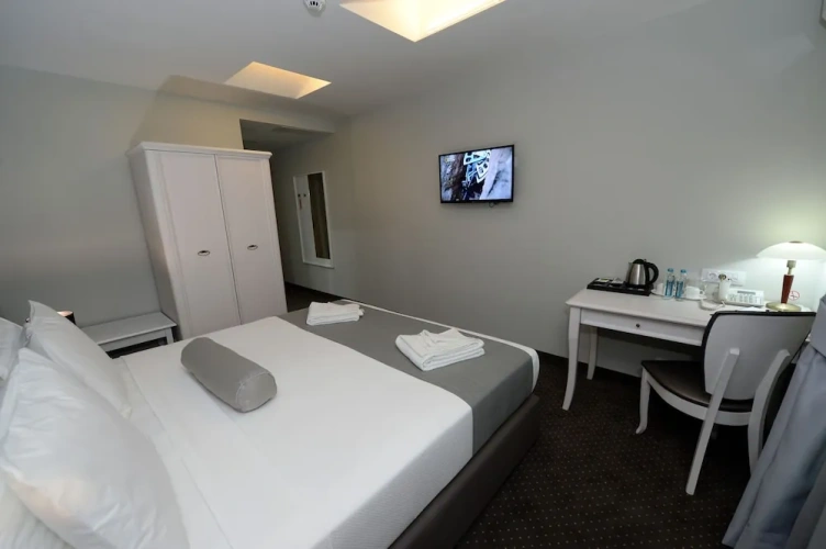 Standard Triple room with courtyard view