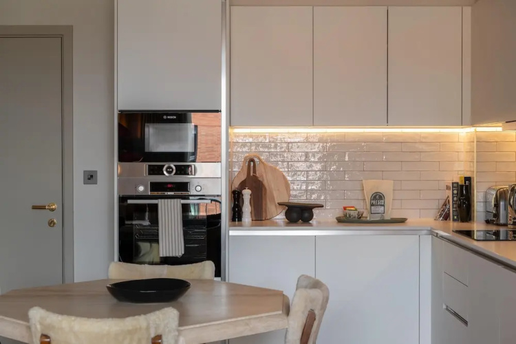 Stylish City Flat With Private Balcony