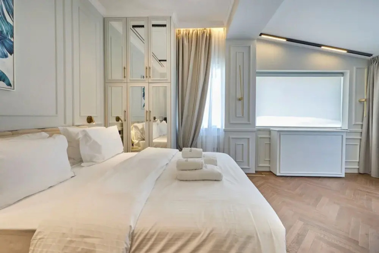 Ermou 99 Intelligent Private Suites