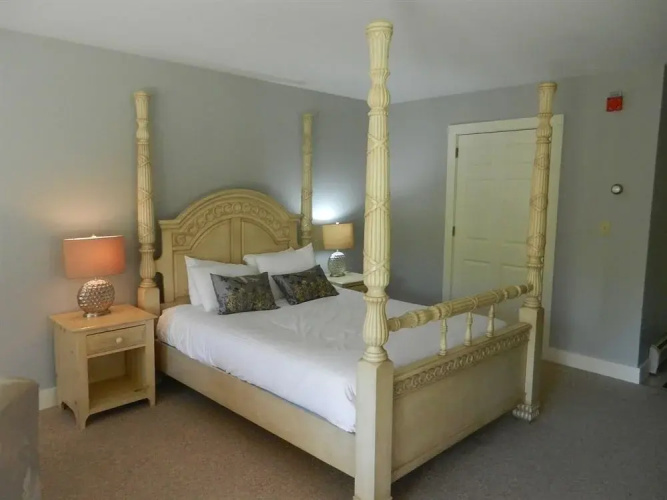 Ten Acres Lodge