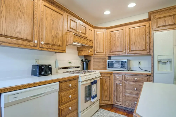 4 Mi to the Amish Village: Spacious Home w/ Deck!