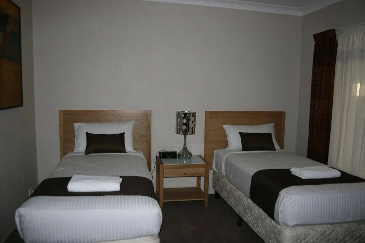 Noah's Mid City Motor Inn