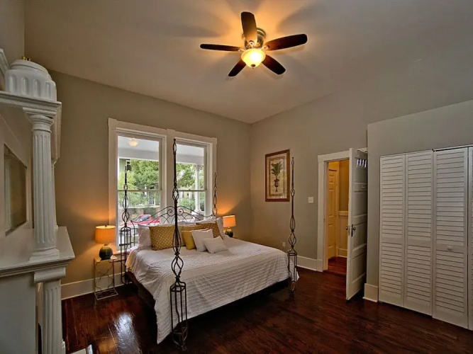 Elegant Brick 2 BR in downtown Savannah