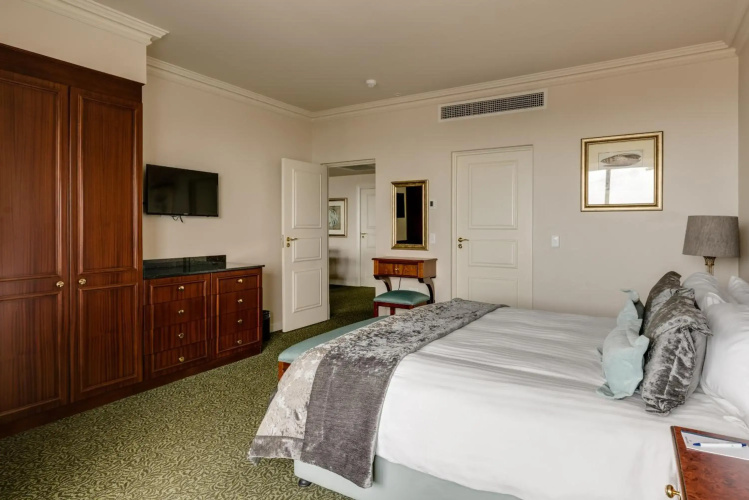 The Edward Hotel
