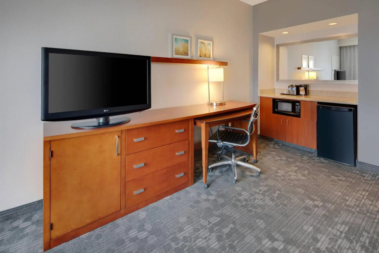 Courtyard by Marriott Addison Midway