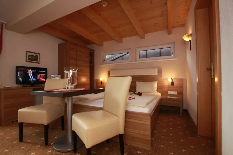 1 Bedroom Standard Single room with balcony and with mountain view