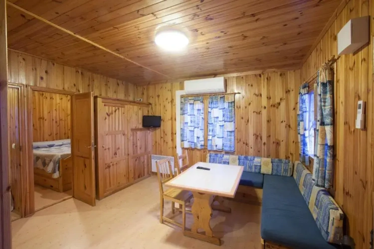 2 Bedrooms Bungalow