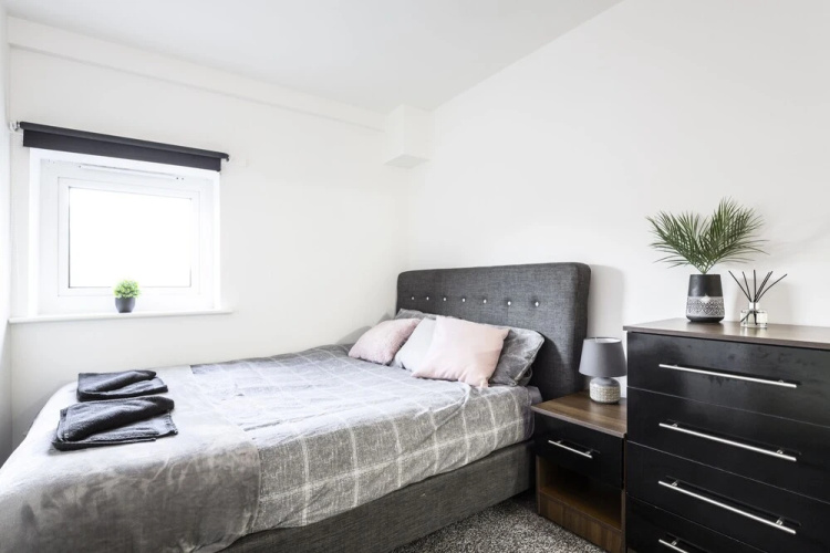 Large Apartment With Balcony Free Parking & Fast Wifi