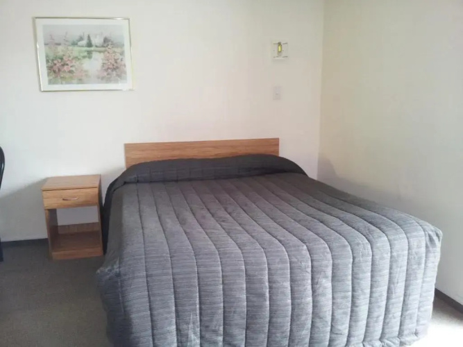 Ace High Motor Inn