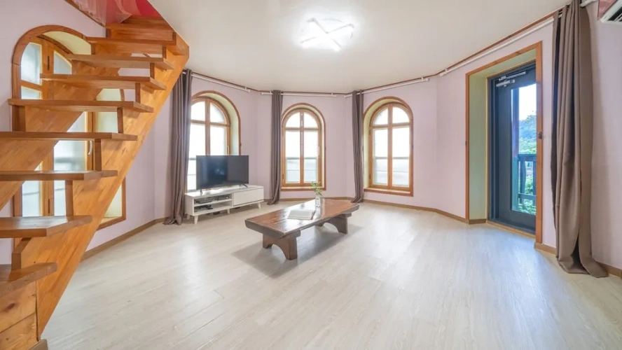 1 Bedroom Standard Family room with balcony