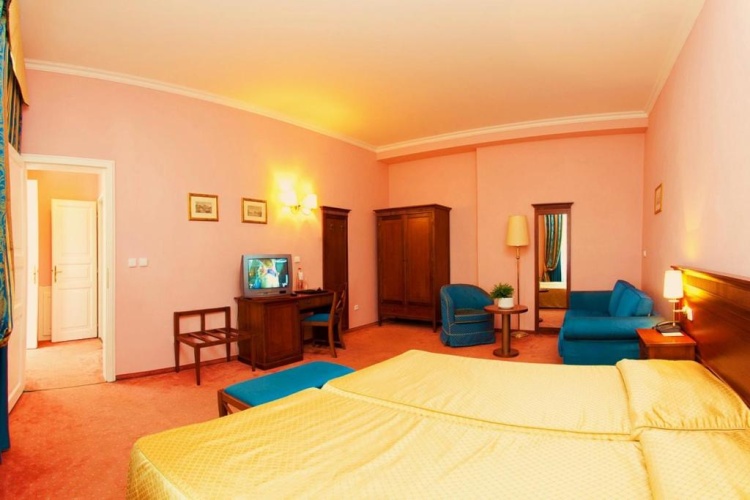 Standard Triple room