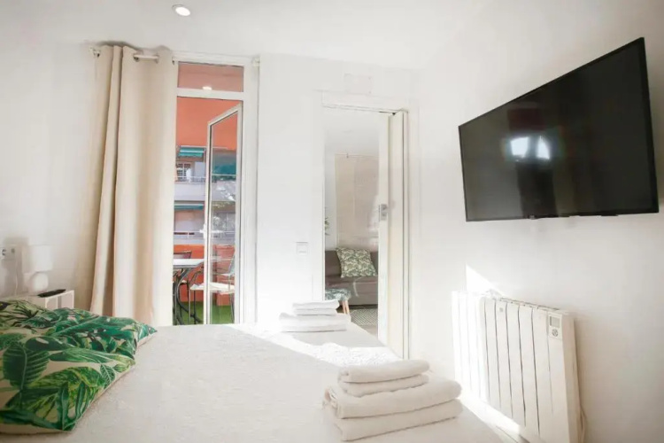 BEACH APARTMENT with BBQ, PS4, BIKES!