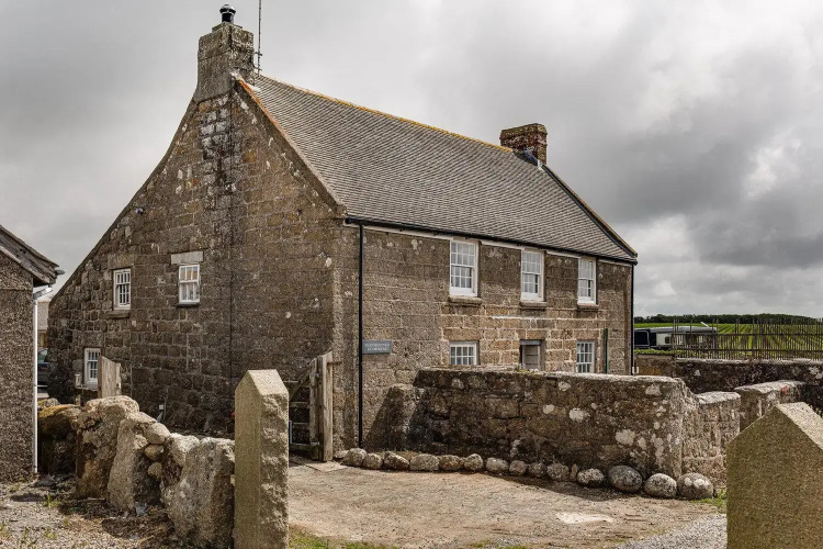 Spacious barn conversion, walk to 3 beaches