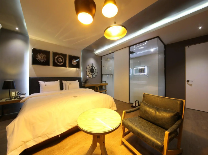 Avenue Hotel