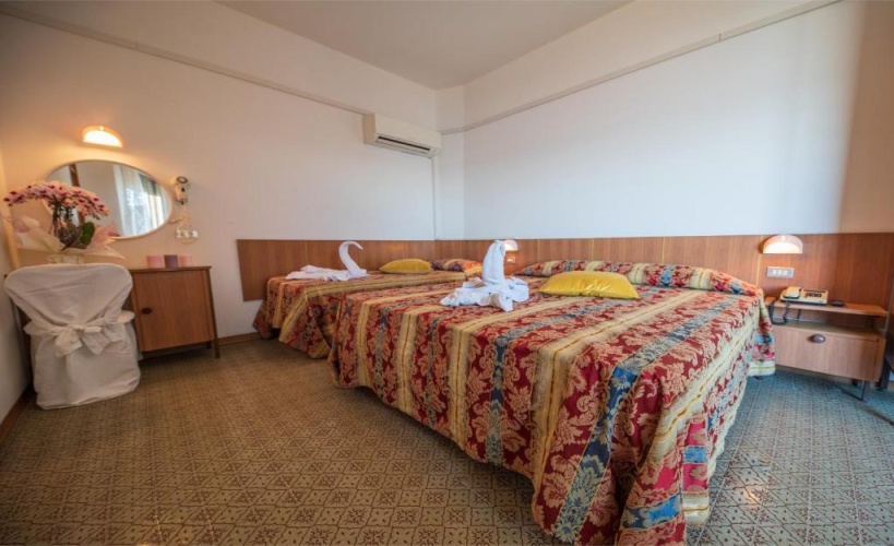 Standard Quadruple room seafront