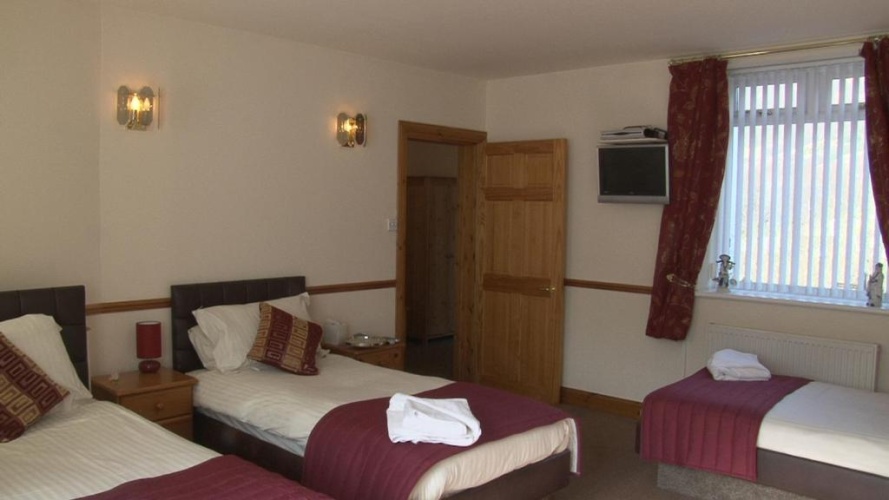 Standard Triple room