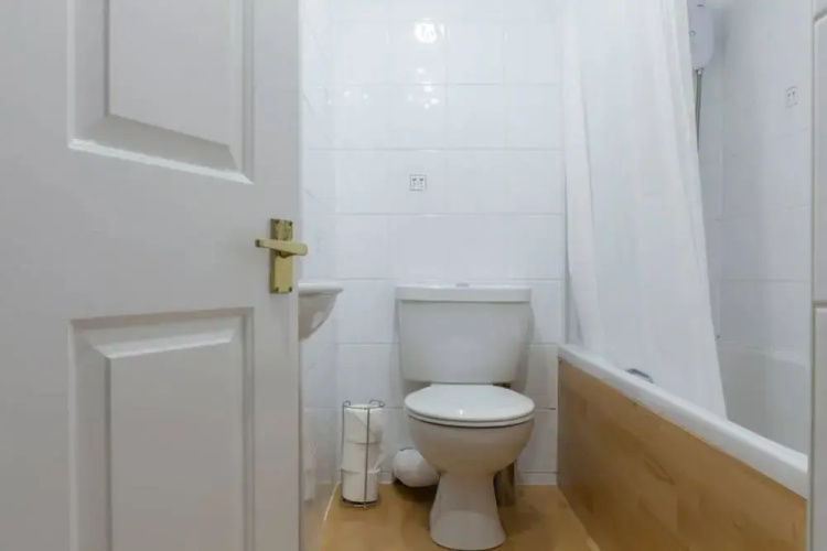 2 Bedroom Flat In West End
