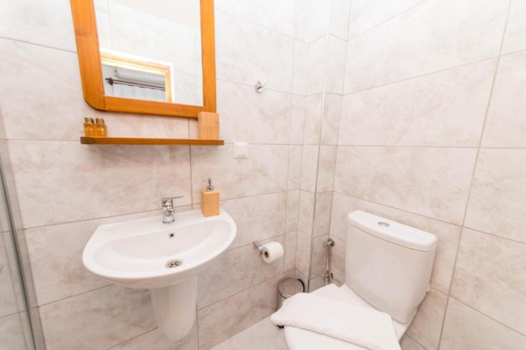 Standard Twin room with partial sea view