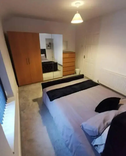Charming 2-bed House in Swansea