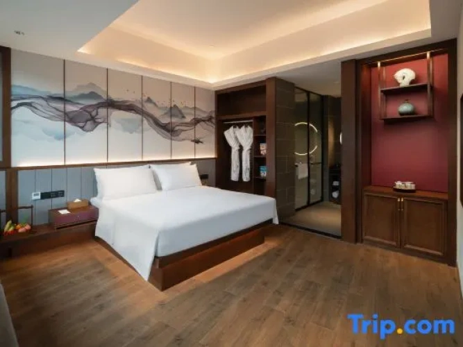 Suite with lake view