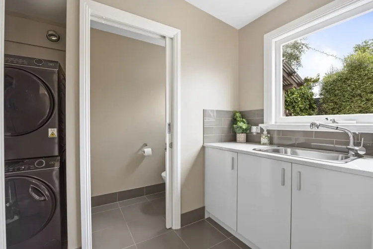 Lovely 3-bed With Alfresco Dining in Prime Suburb