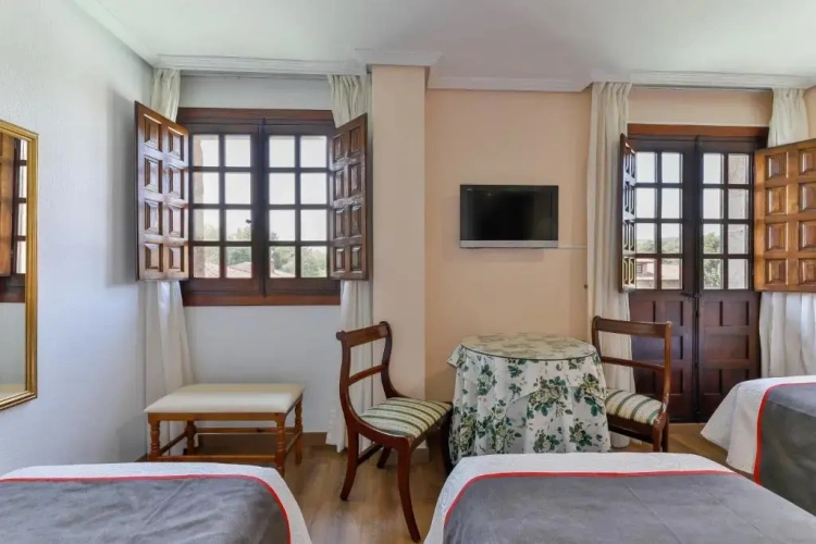 Standard Triple room