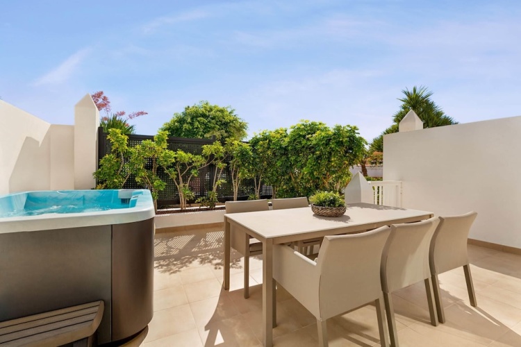 2 Bedrooms Luxury Hot Tub Villa