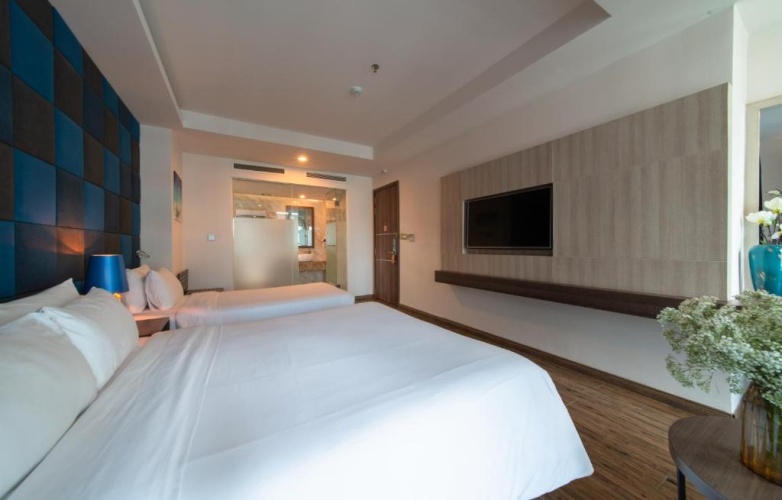 Deluxe Triple room with city view