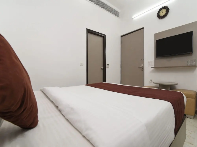 OYO 15718 Red Inn