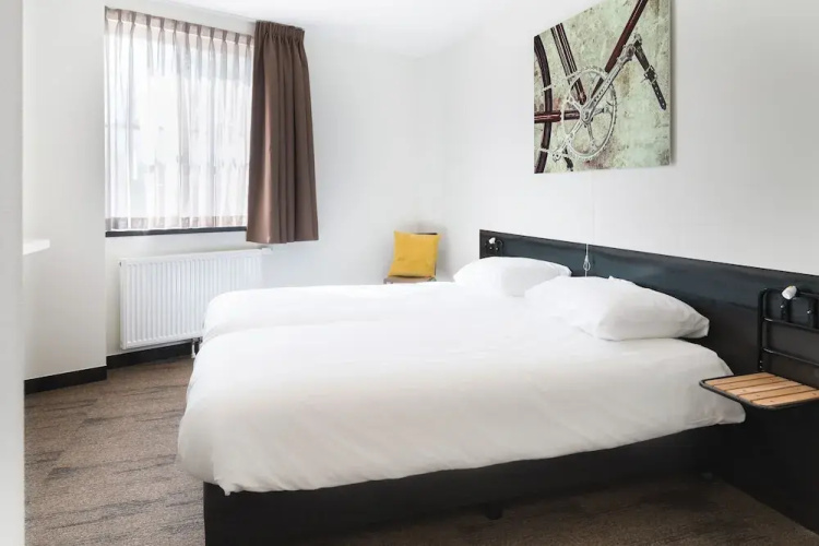 Hotel Blooker