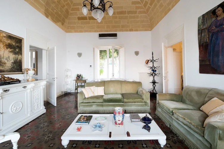 5 Bedrooms Villa