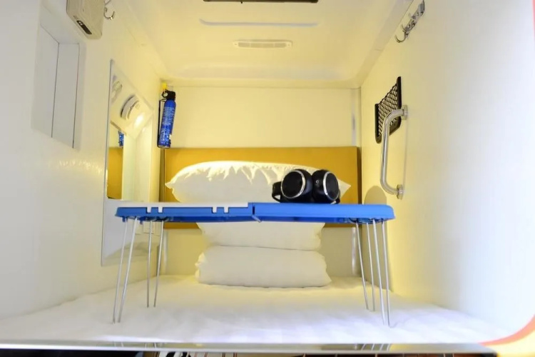 Simple Capsule Hotel