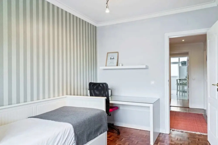 Large Contemporary 3 Bedroom Apartment